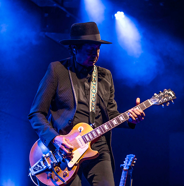 alejandro escovedo plays guitar photo