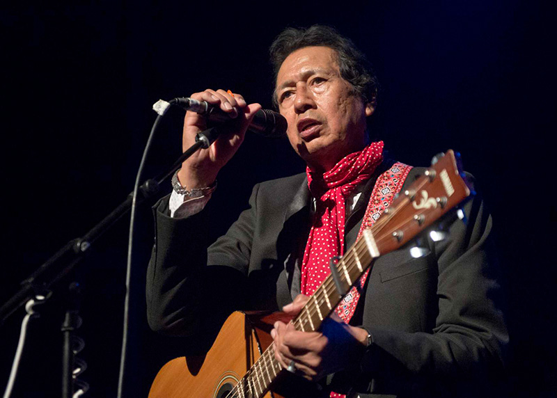 ALEJANDRO ESCOVEDO performs photo